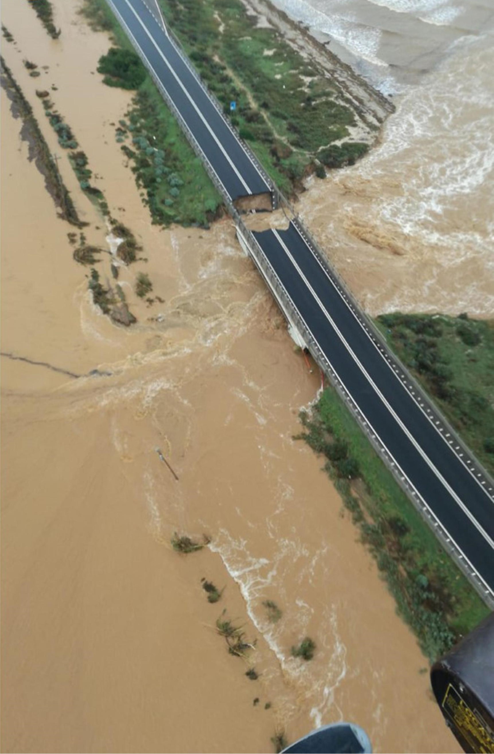 Crolla il ponte sul rio Santa Lucia di Cagliari