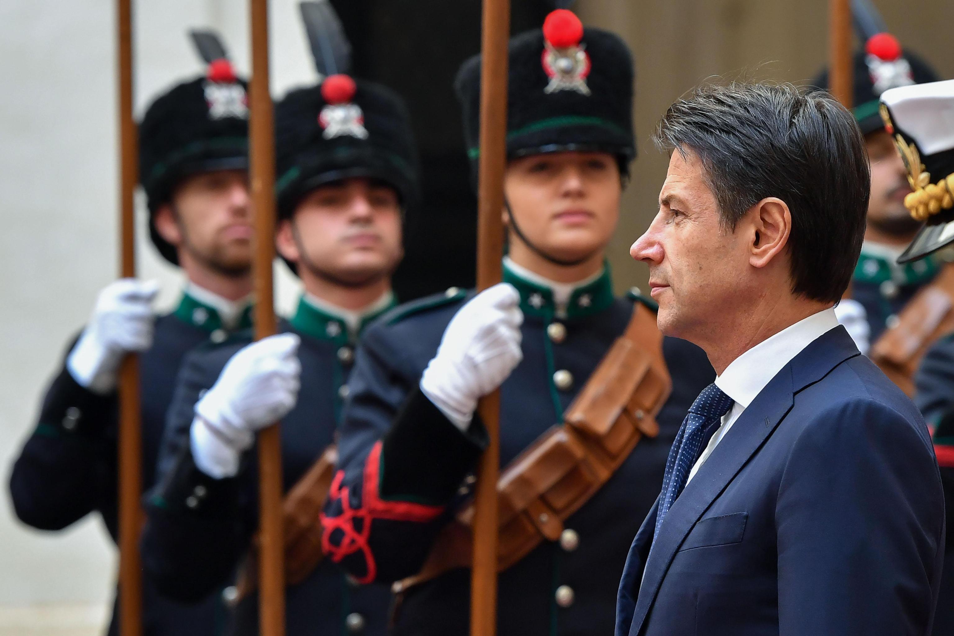 Dove? Politica non si sa, dignità pure