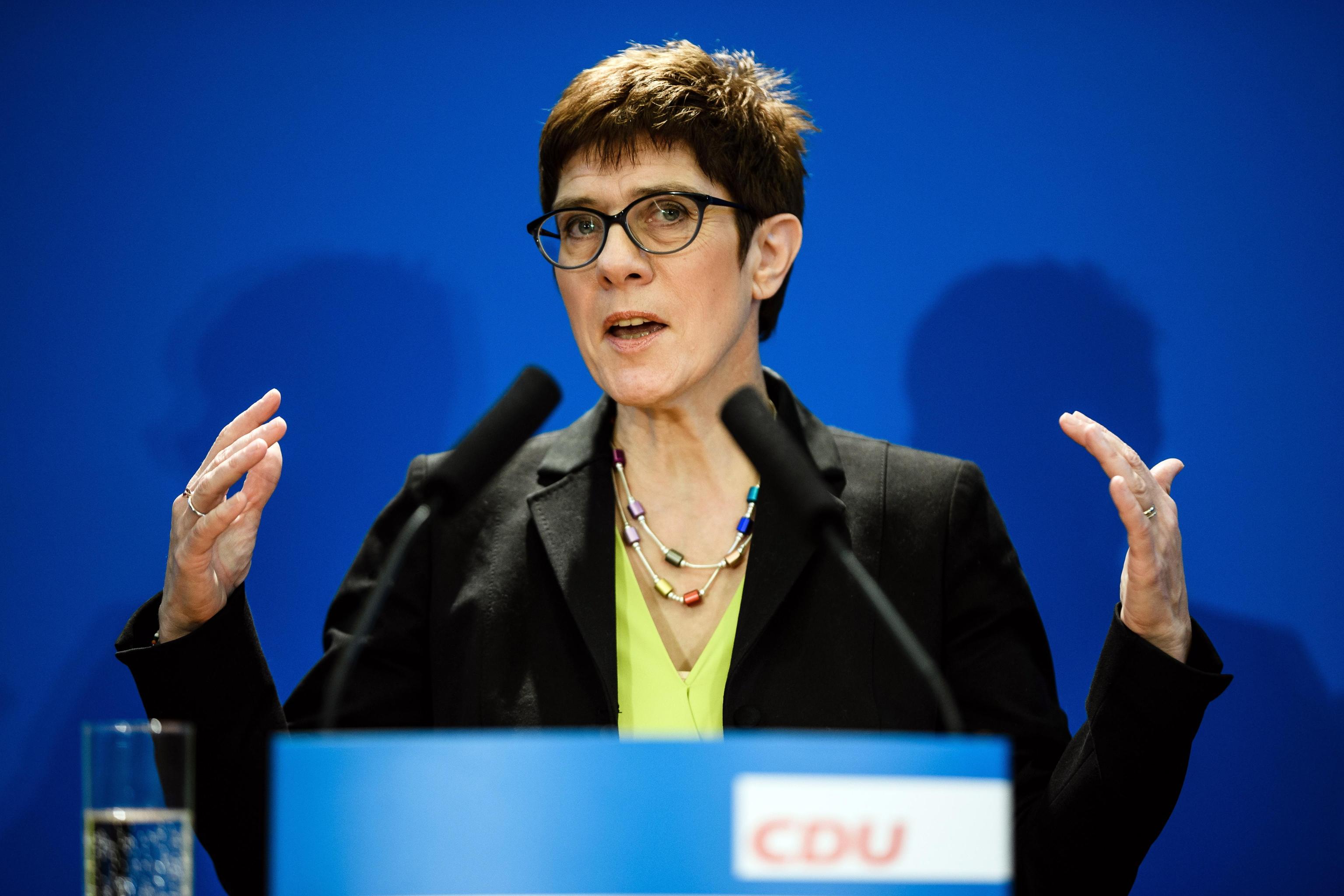 La delfina della Merkel in campo per non dividere la Cdu