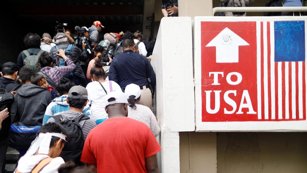 La testa della carovana arrivata al confine con gli Usa 