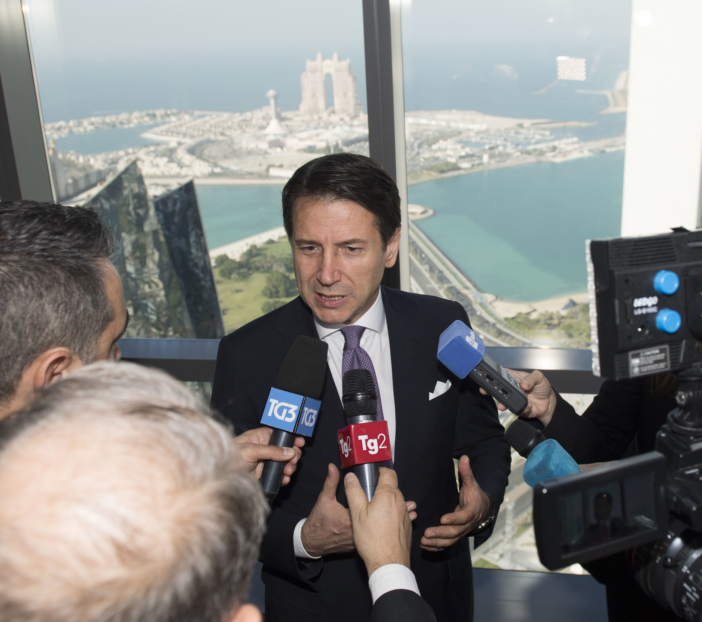 Conte nel Golfo tra gas, Libia e investimenti