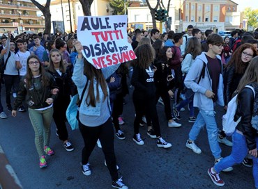 “Giù la maschera!”: lo sciopero degli studenti contro il governo