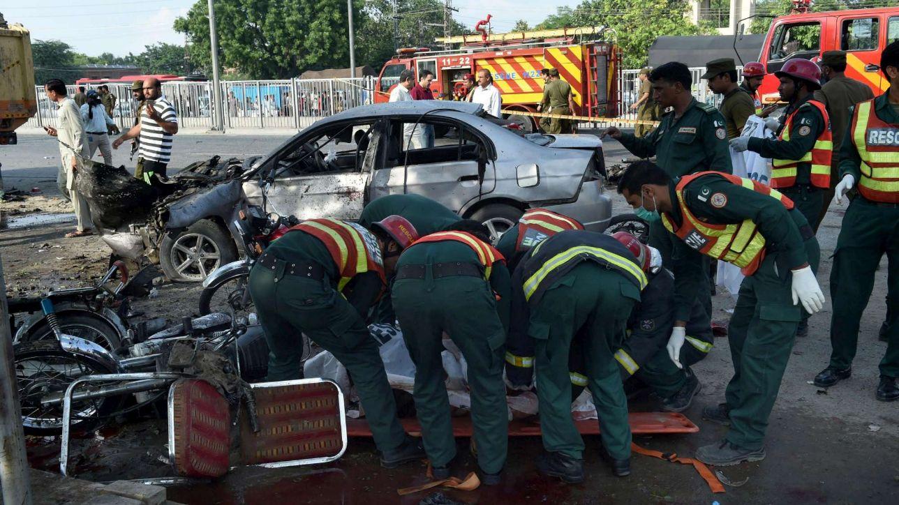 Pakistan, bomba in un mercato: almeno 30 morti