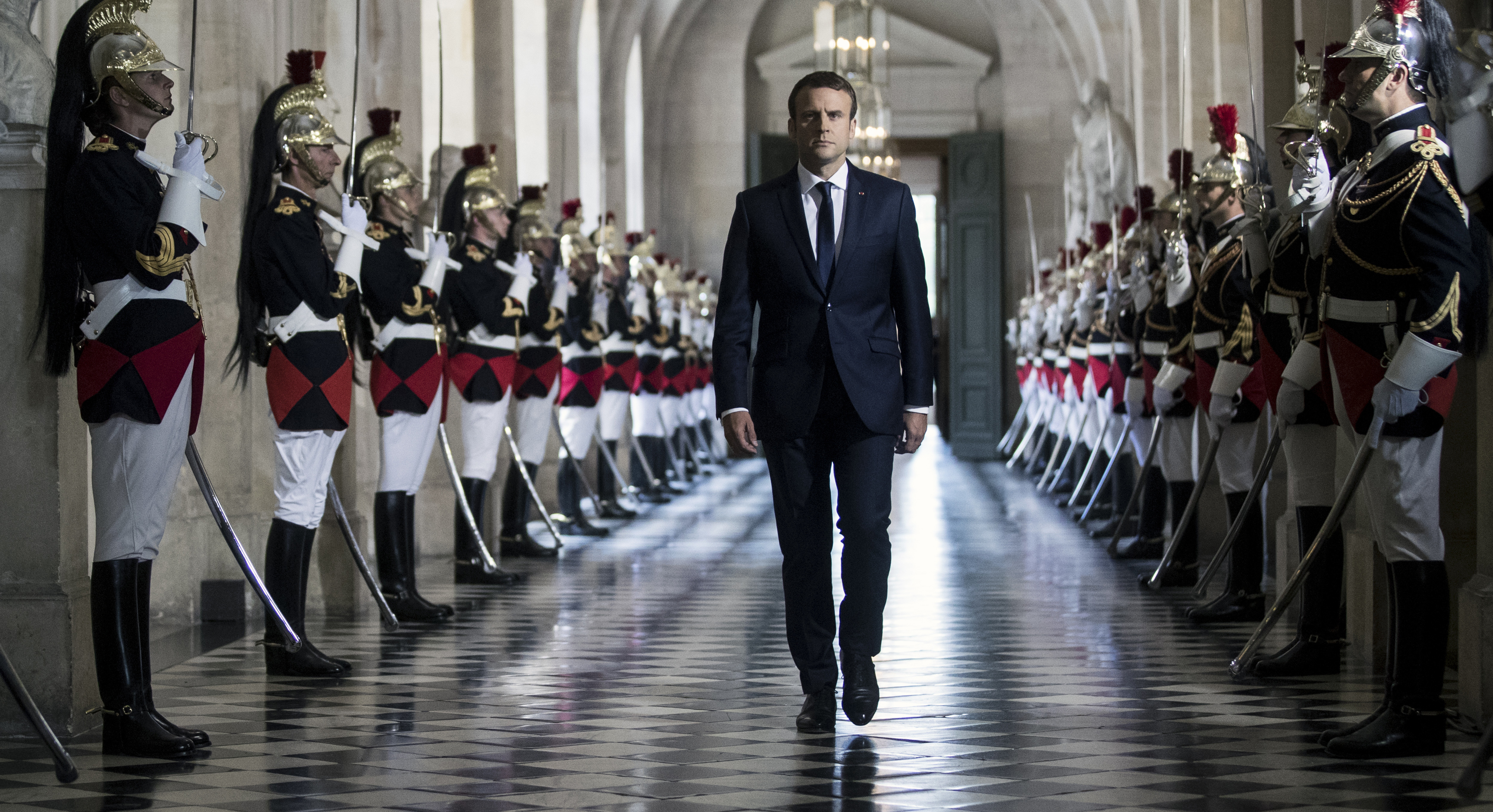 Il piano di Macron per disinnescare i gilet gialli 