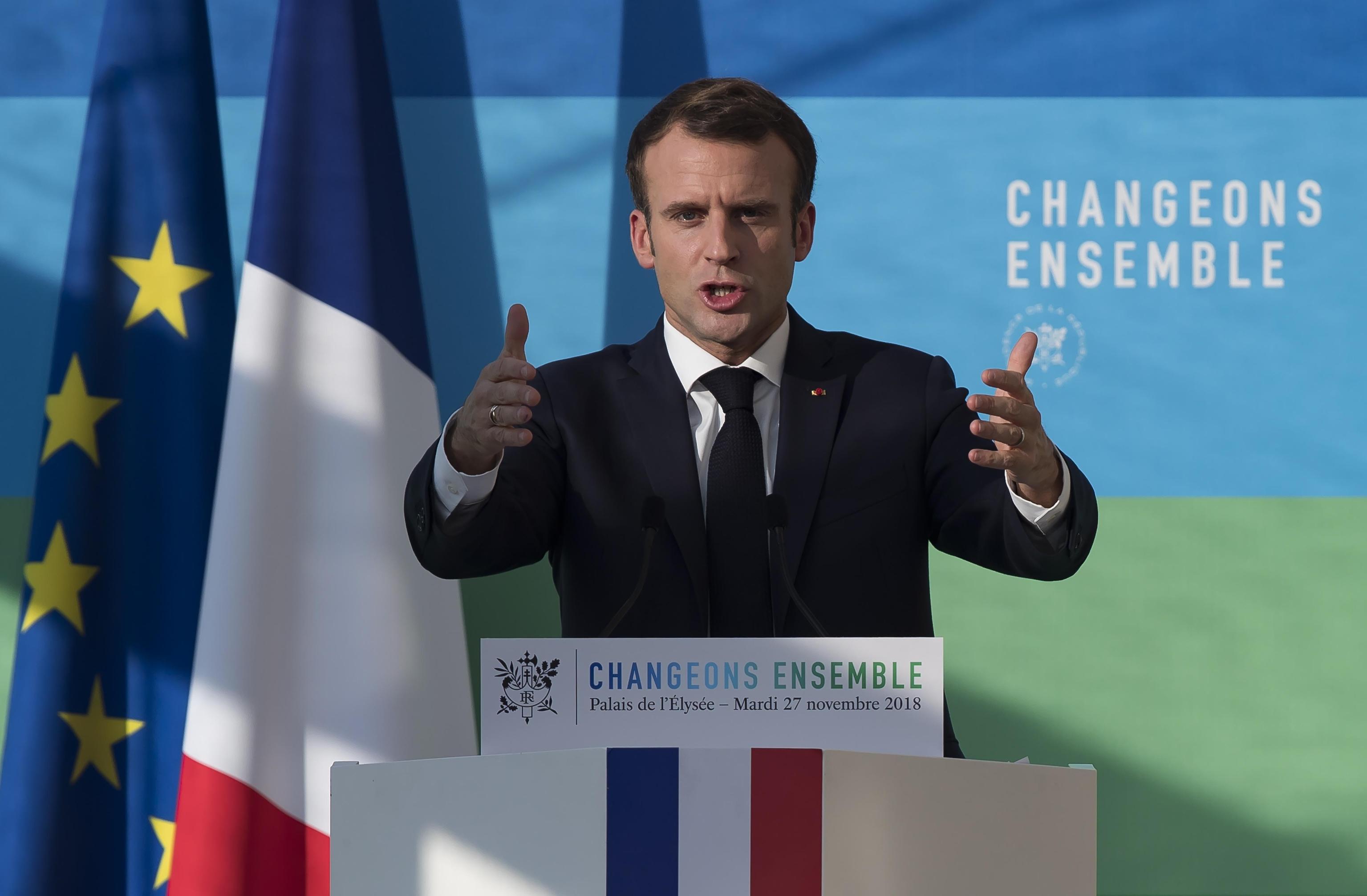 Macron apre ai gilet gialli, trattare su svolta ecologica 
