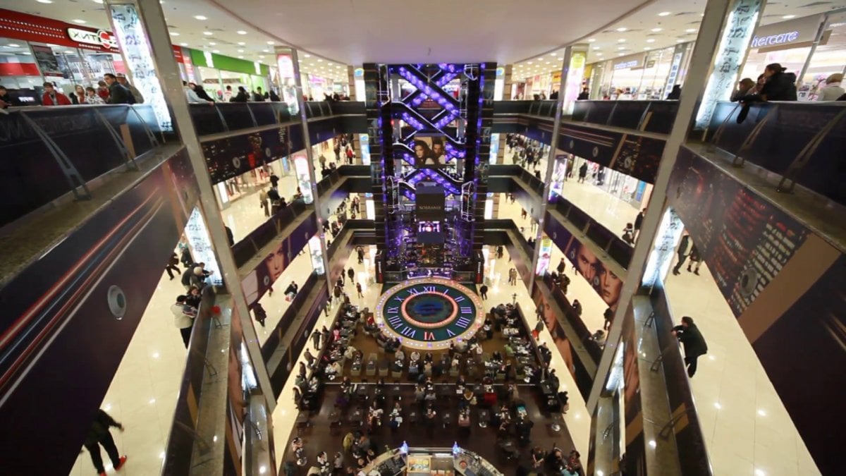 Mosca, allarmi bomba: evacuati 12 centri commerciali