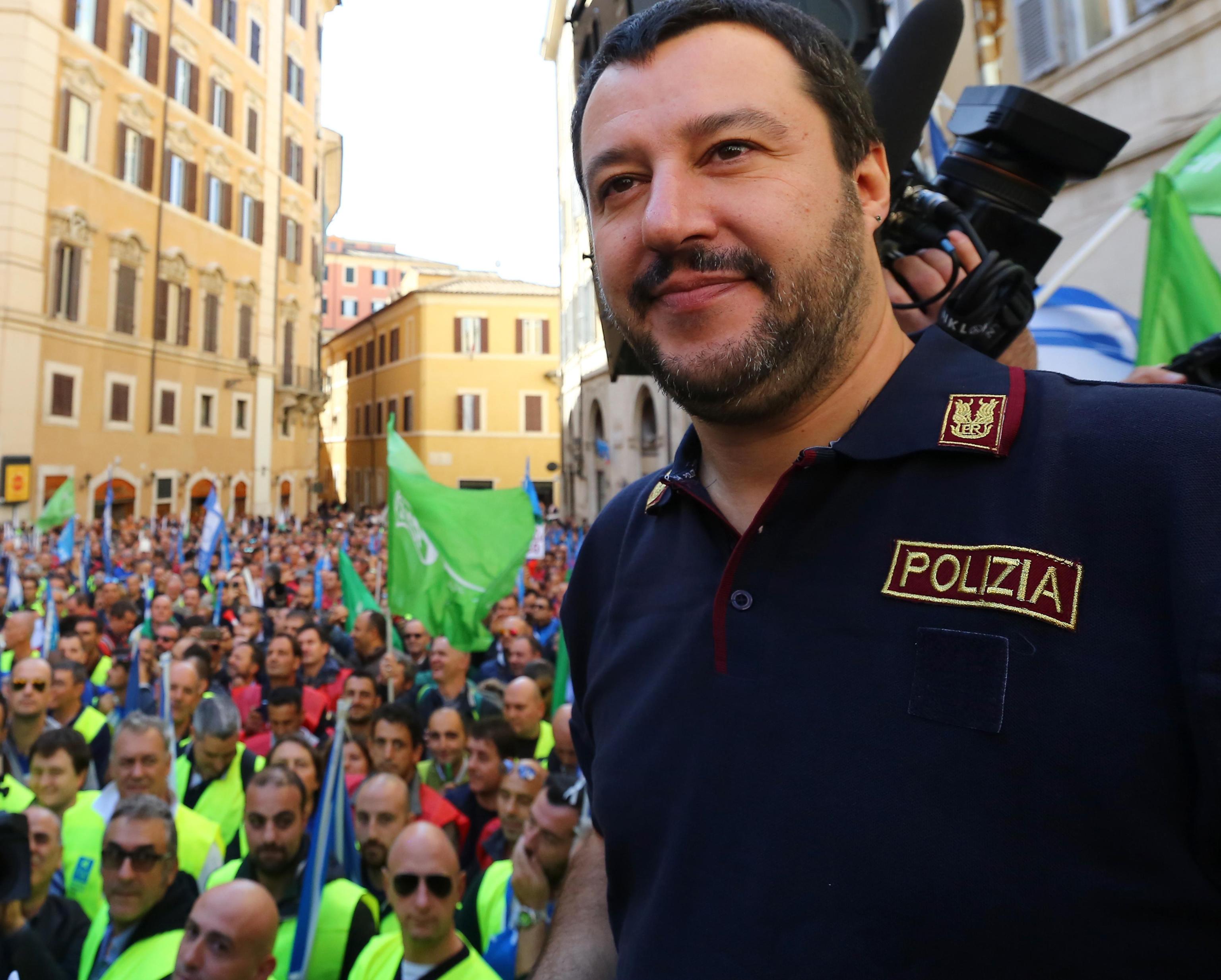 Salvini non incanta le forze dell’ordine