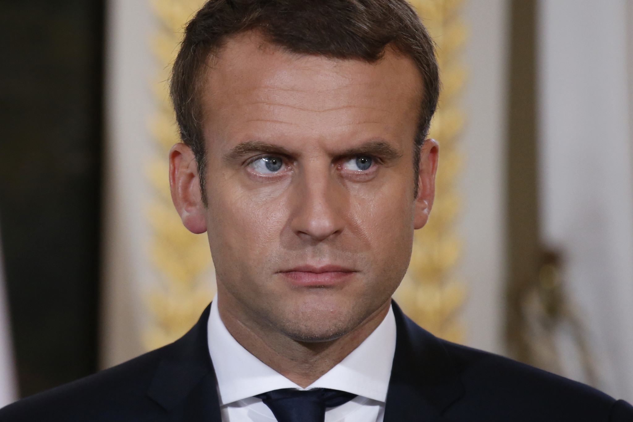 Gilet gialli, Macron cede: 10 miliardi per le nuove misure
