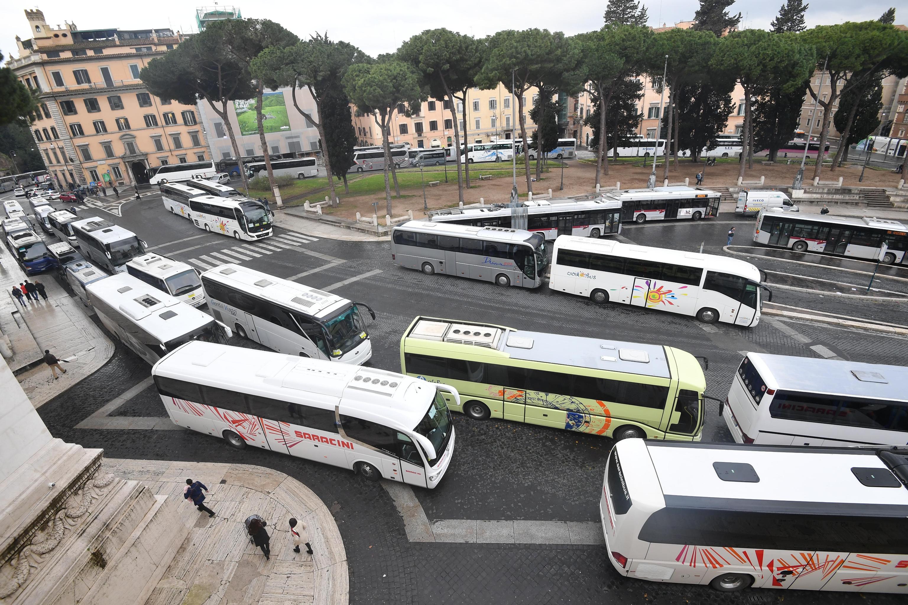 Roma: la protesta dei bus turistici blocca la città 