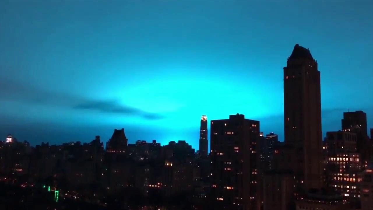 New York, scia azzurra nel cielo per un’esplosione