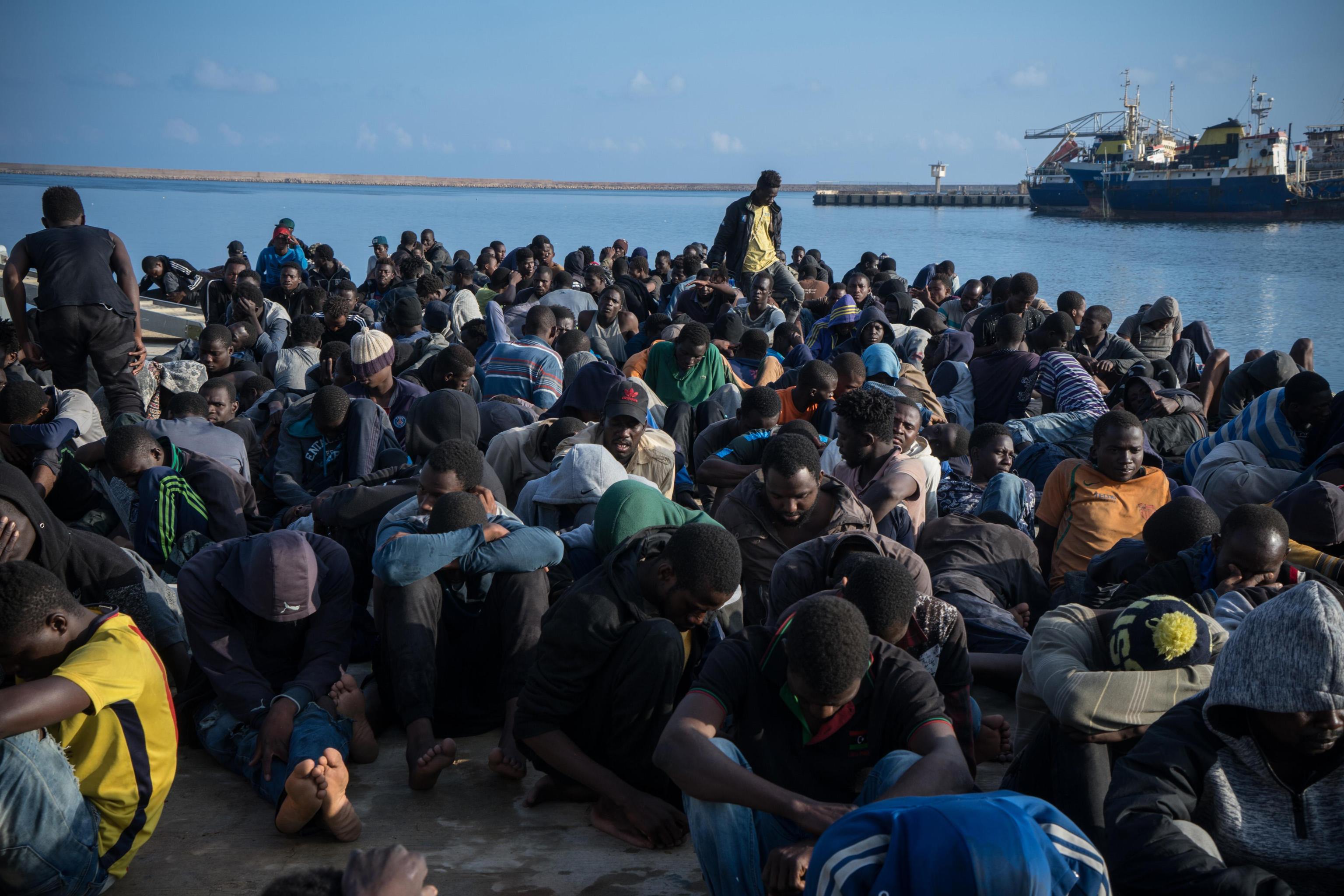 Dare soldi, non vedere migranti