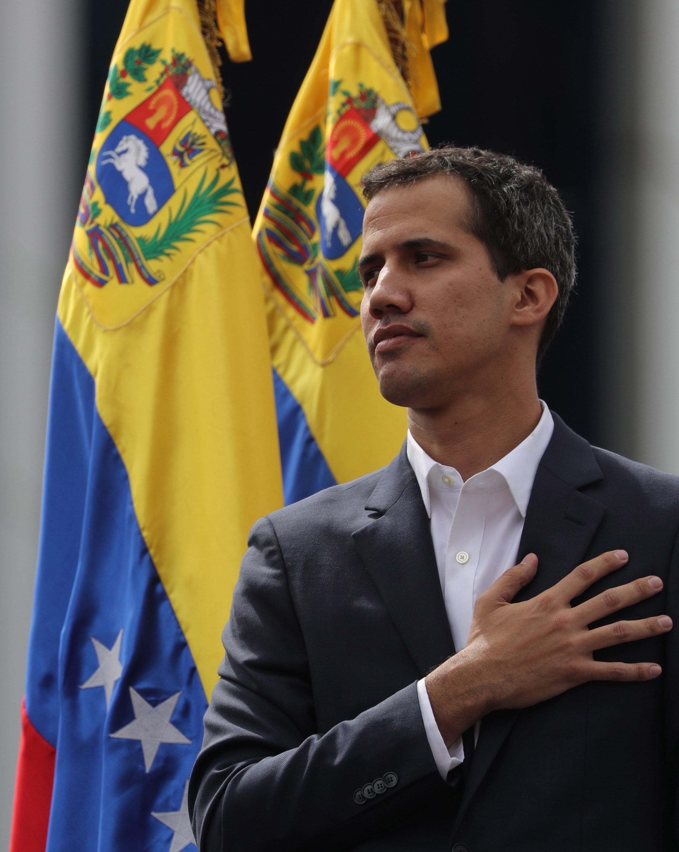 Venezuela, l’oppositore Guaidó si autoproclama presidente