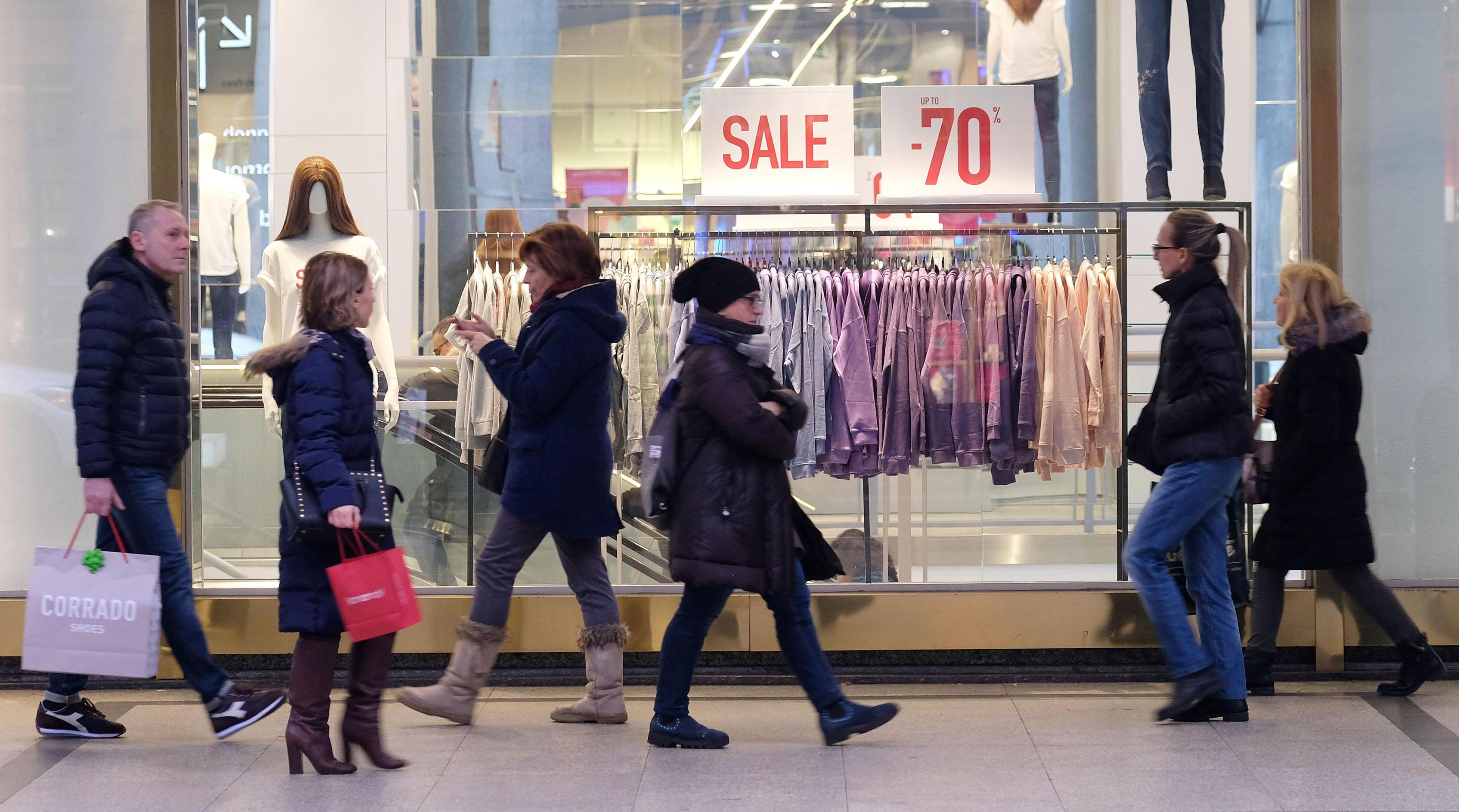 Negozi aperti la metà delle domeniche e in 4 festività 