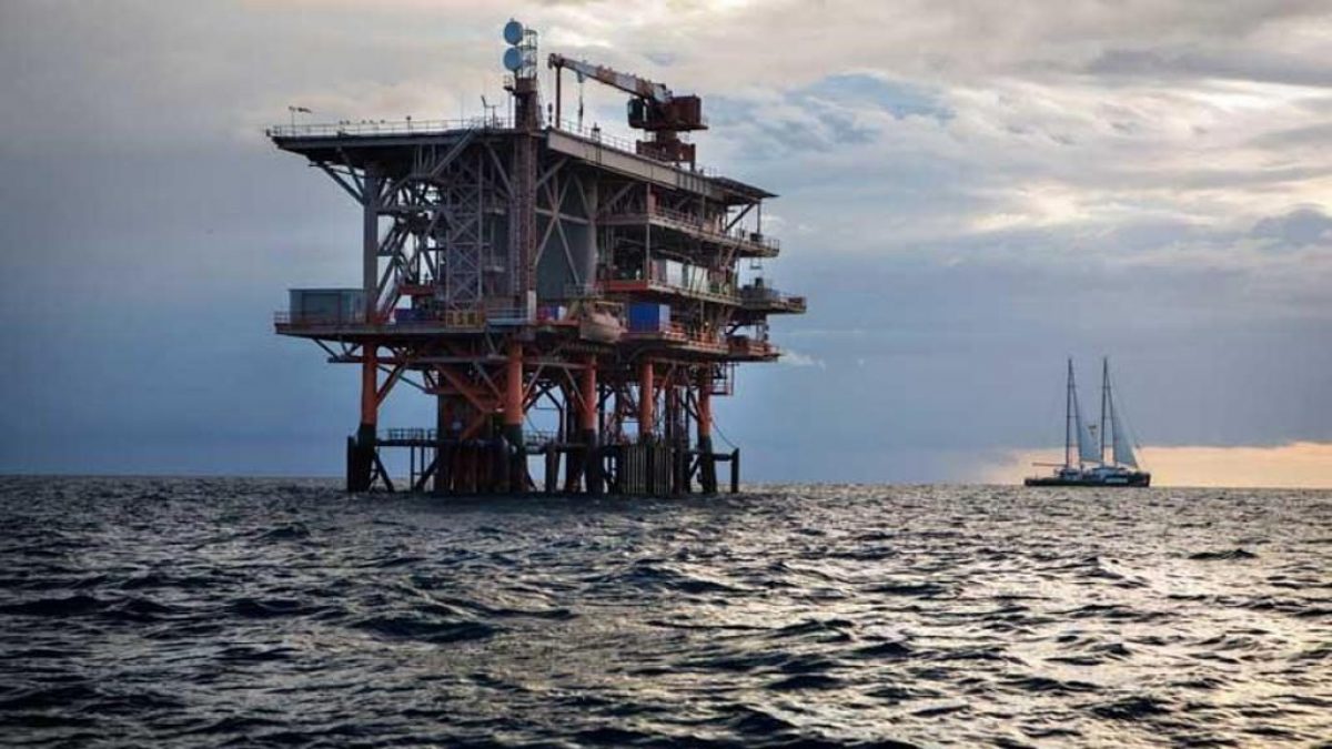 Ancona, gru si stacca dalla piattaforma Eni: due feriti