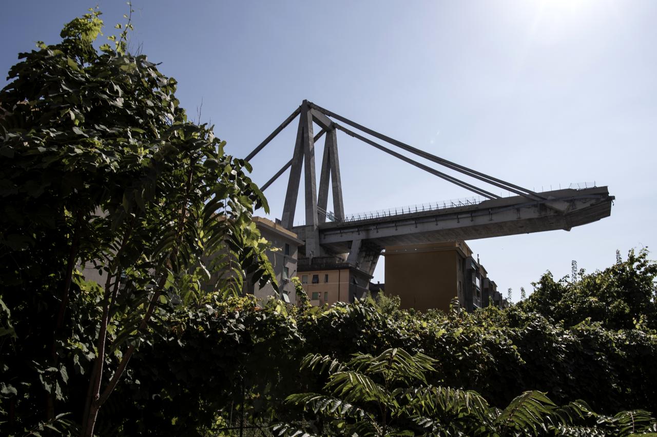 Ponte Morandi, tracce di amianto: sospeso abbattimento