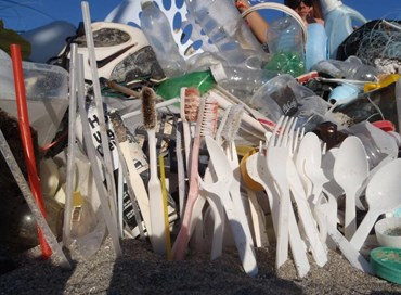 Ambiente: stop dall’Ue a plastica monouso