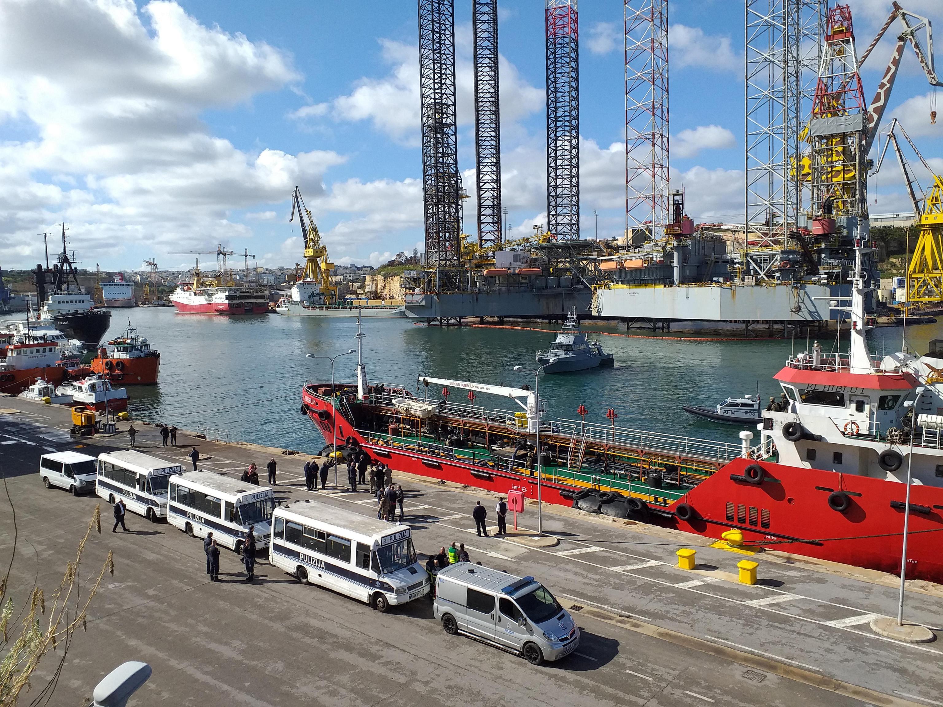 Migranti, il mercantile dirottato nel porto di Malta