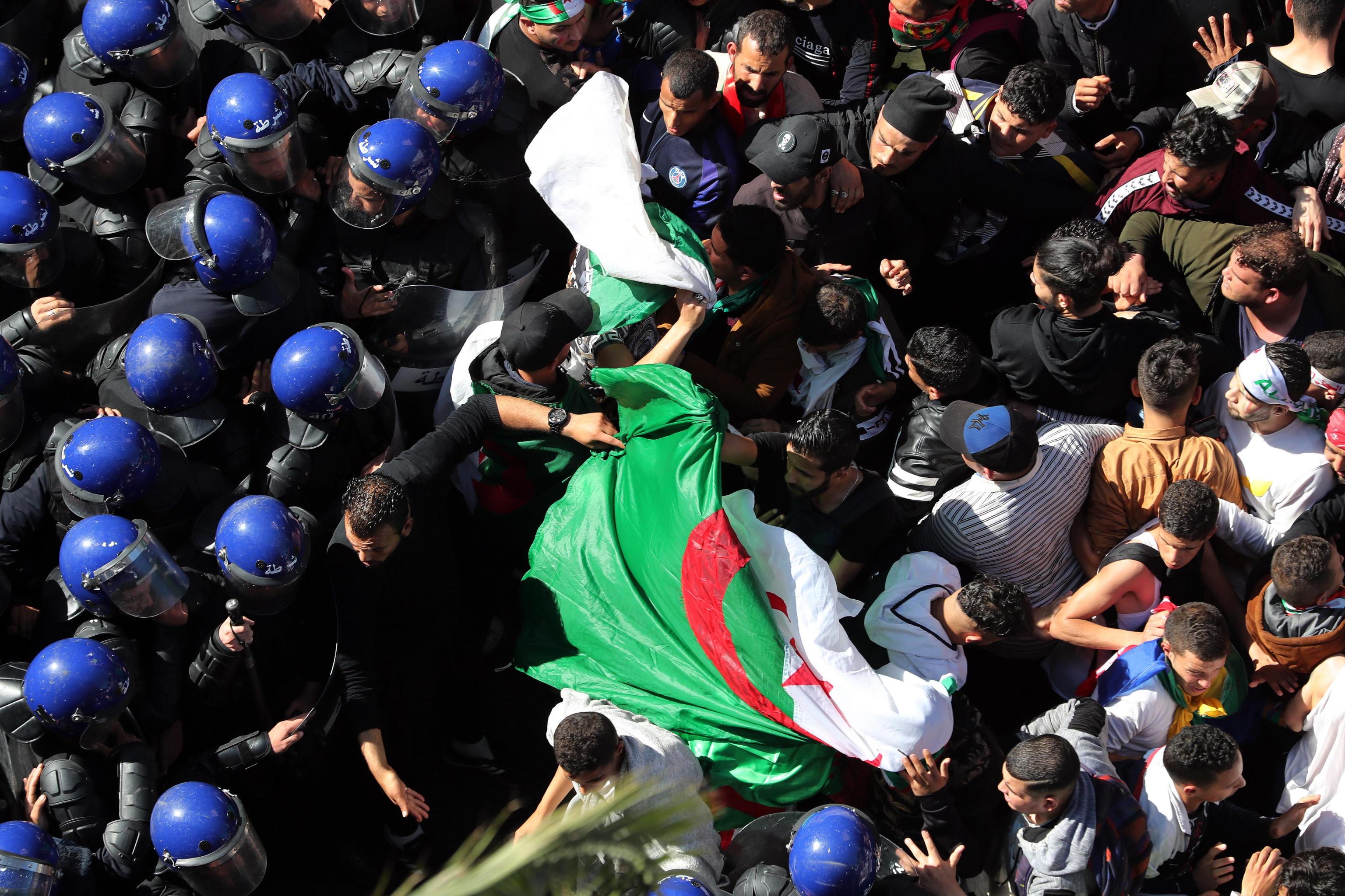 Algeria in piazza tra speranze di cambiamento e rischio Libia