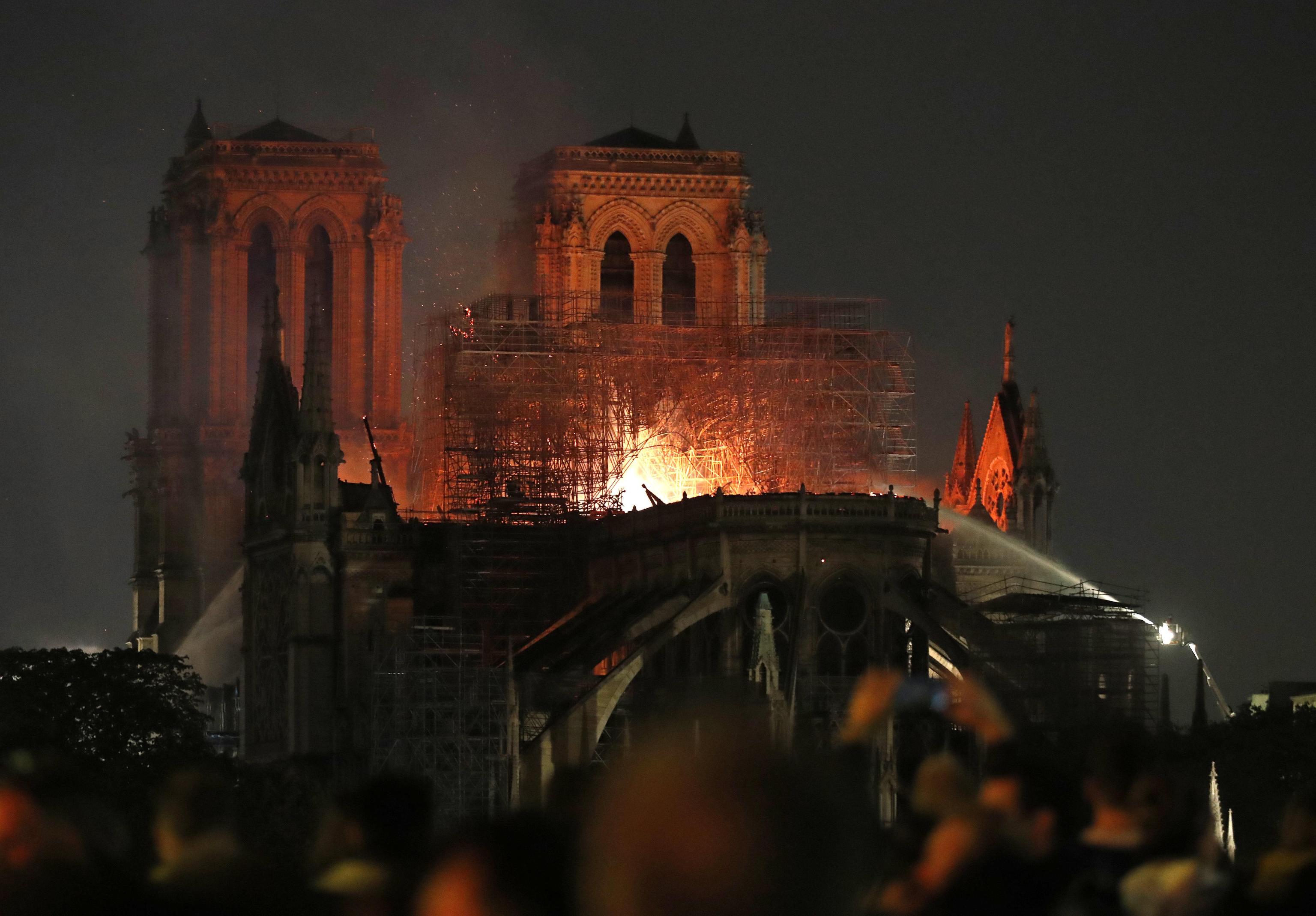 Notre-Dame in fiamme: all’alba incendio domato, cattedrale devastata
