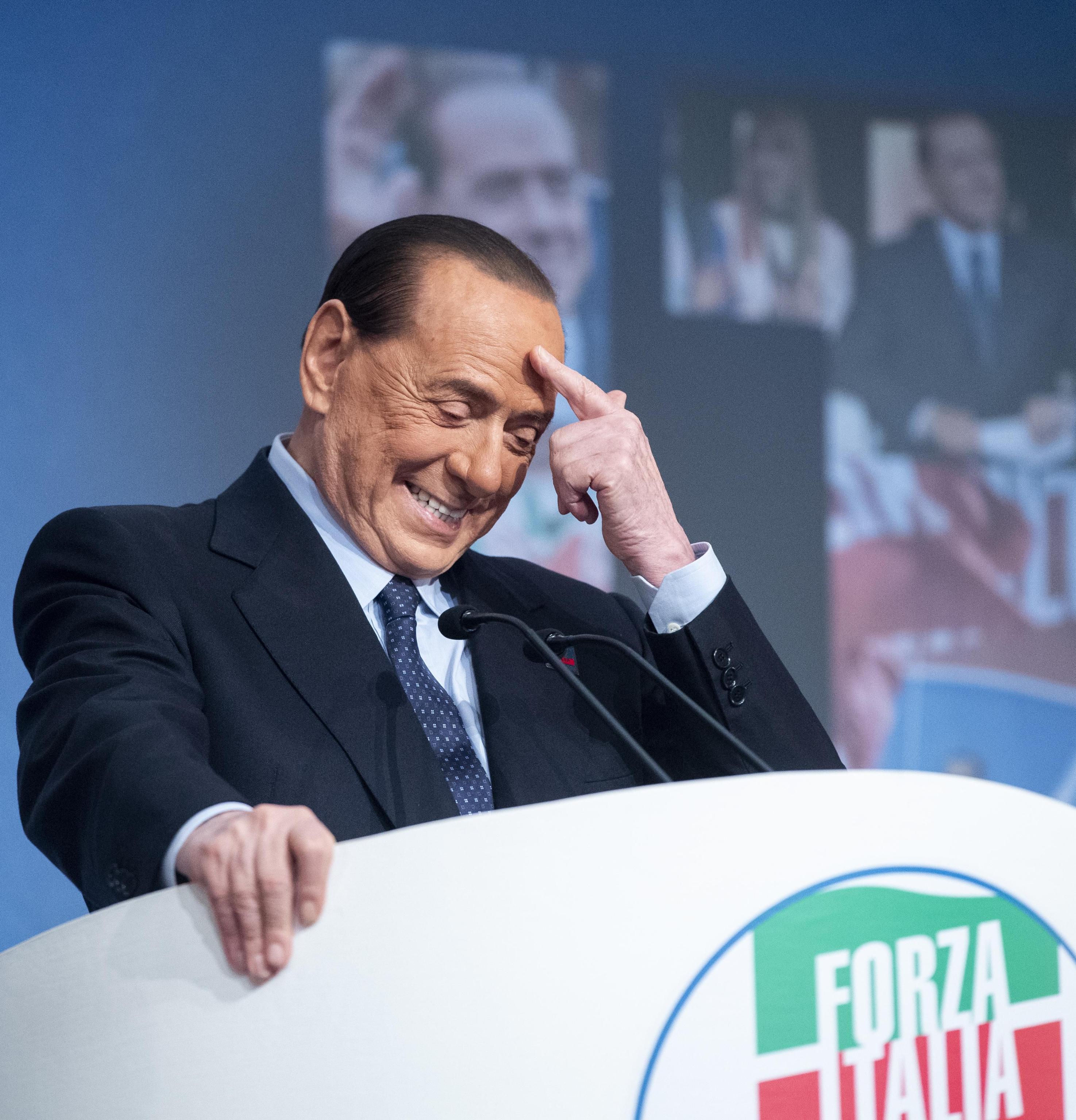 Europee, Berlusconi lancia la sfida al M5s