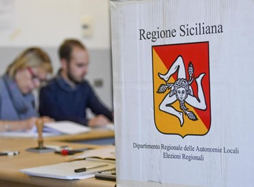Governo e opposizione, sullo sfondo la Sicilia