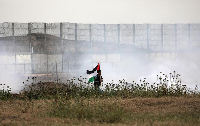 Gaza, palloni incendiari verso Israele: l’esercito lancia due razzi