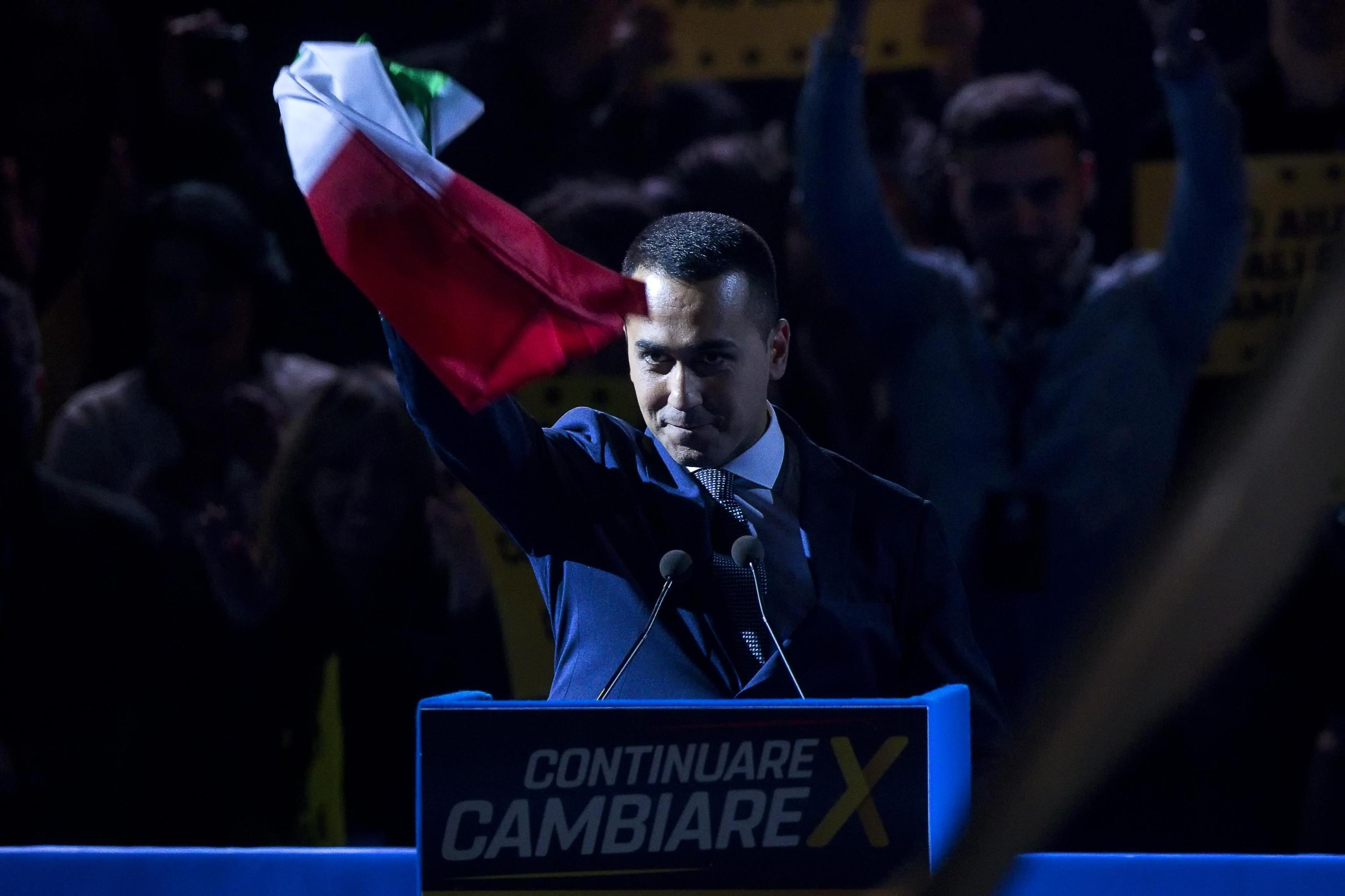 Bastona il cane che affoga