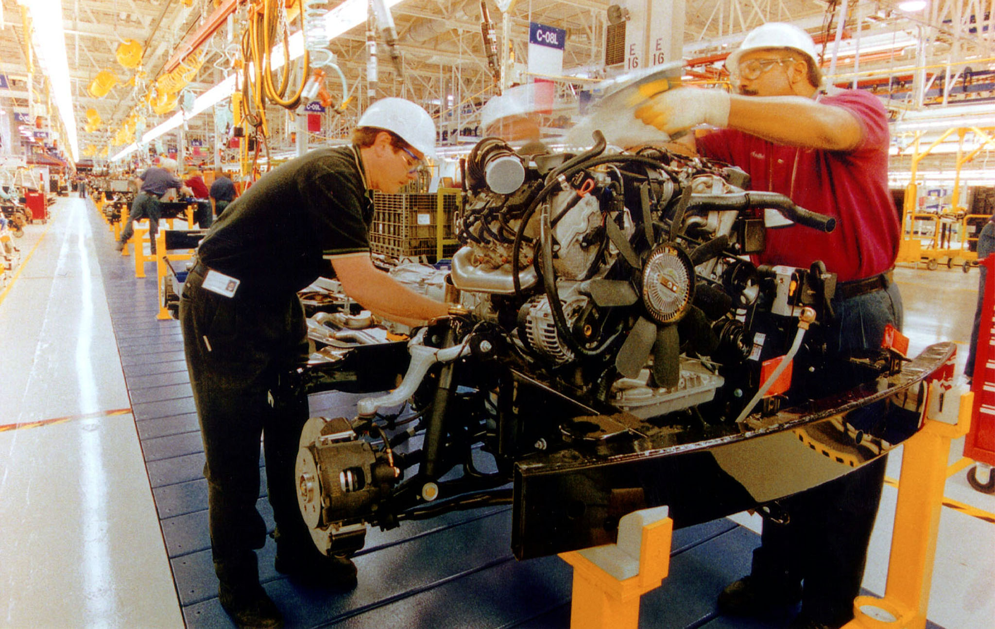 Cala la produzione industriale, crolla il settore auto