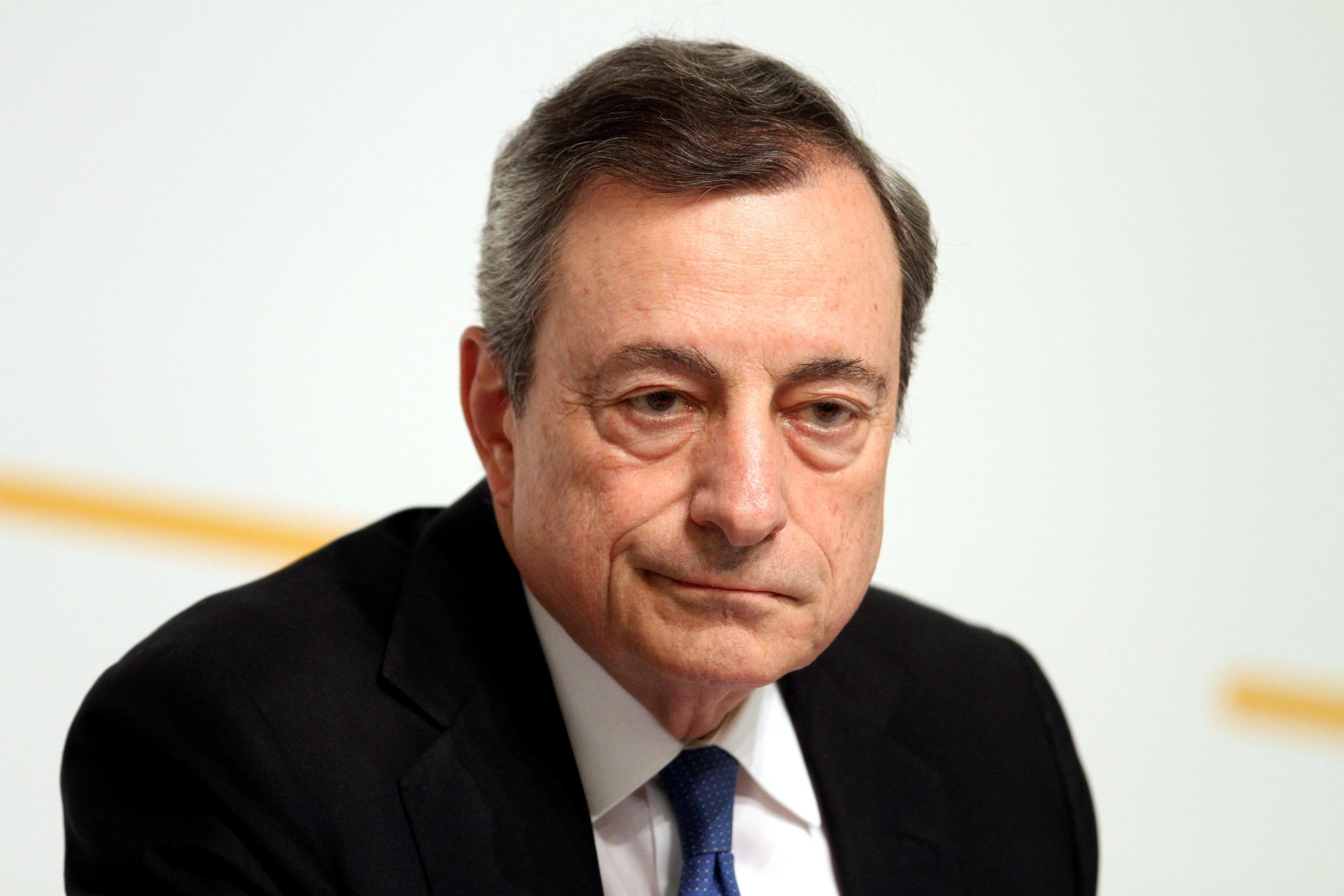 Draghi: “Rischi rimangono, Eurozona rimane debole”