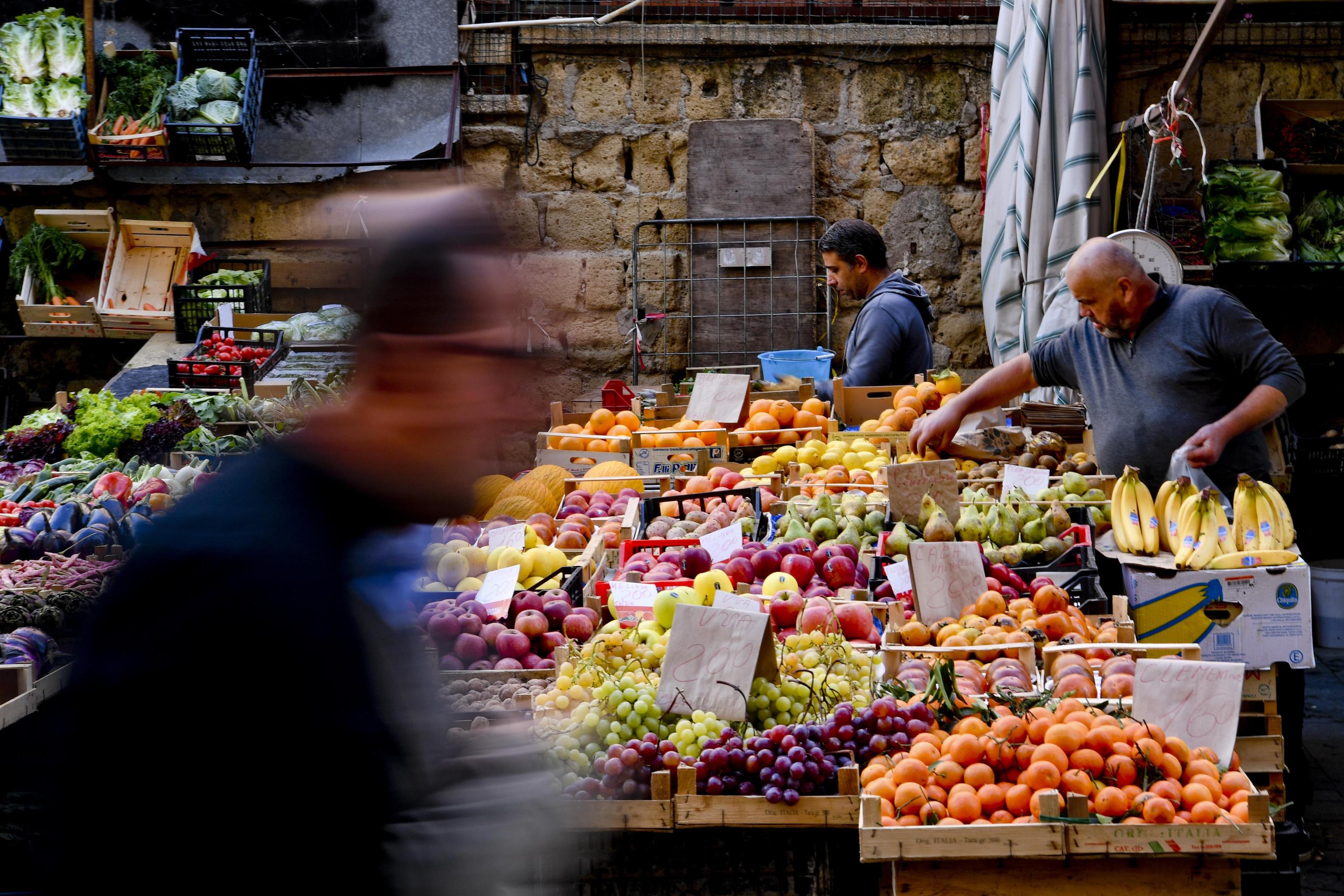 Istat: forte calo di fiducia per consumatori e imprese