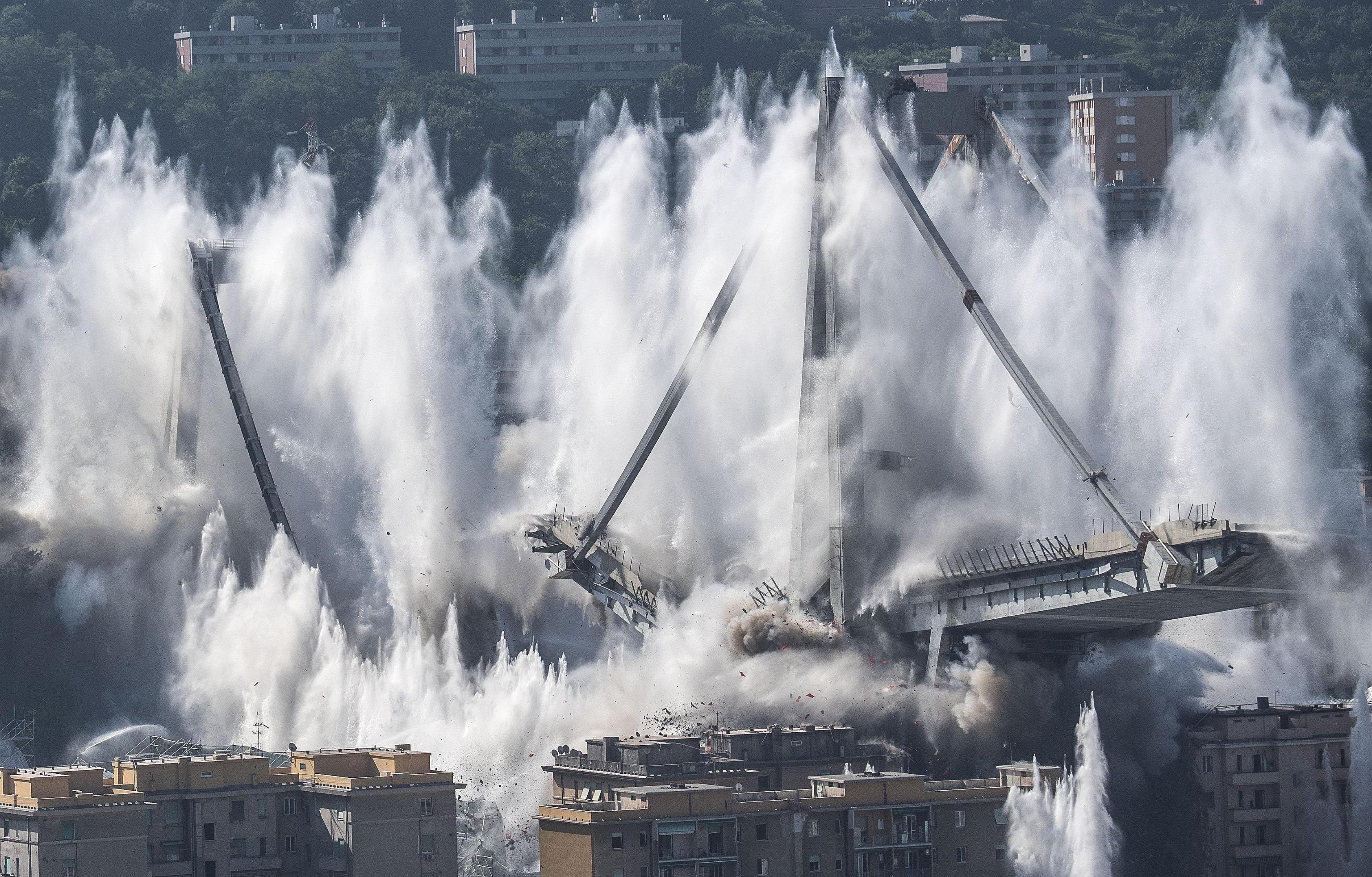 L’esplosione finale del Ponte Morandi