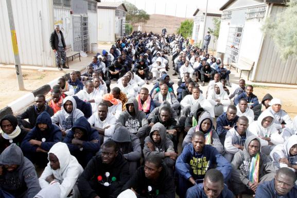 Libia: non solo migranti nel centro di detenzione bombardato di Tajora 