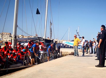Migranti, la Finanza confisca il veliero “Alex” a Lampedusa