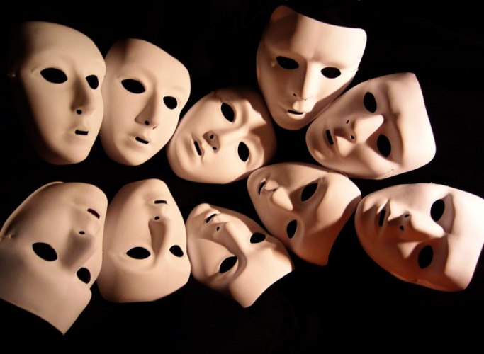 Tante maschere, pochi volti