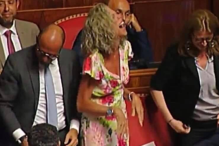 La follia urla in Parlamento