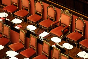 Sopra la poltrona, il niente