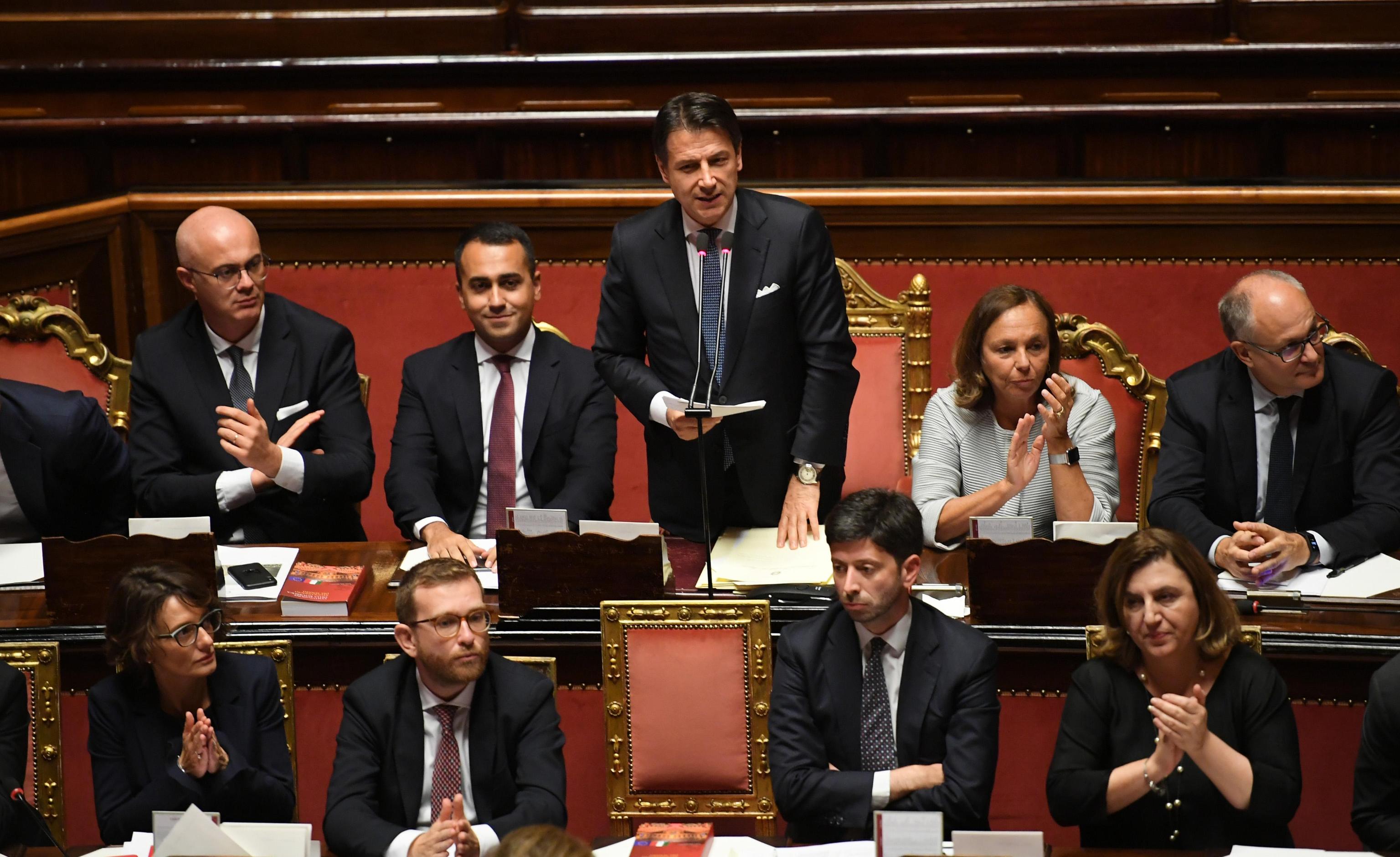 Tasse, bugie e distintivo