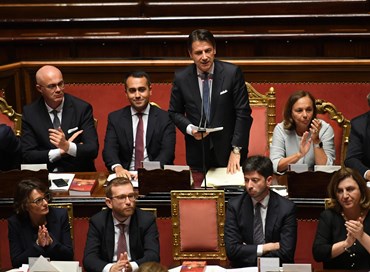 Tasse, bugie e distintivo