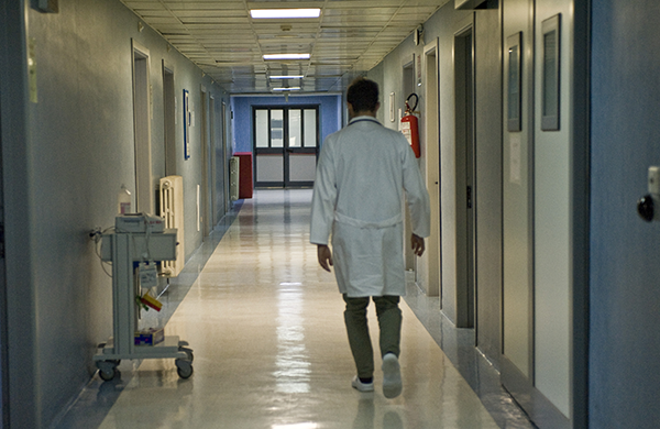 Carenza medici, in corsia fino a 70 anni e da autonomi 