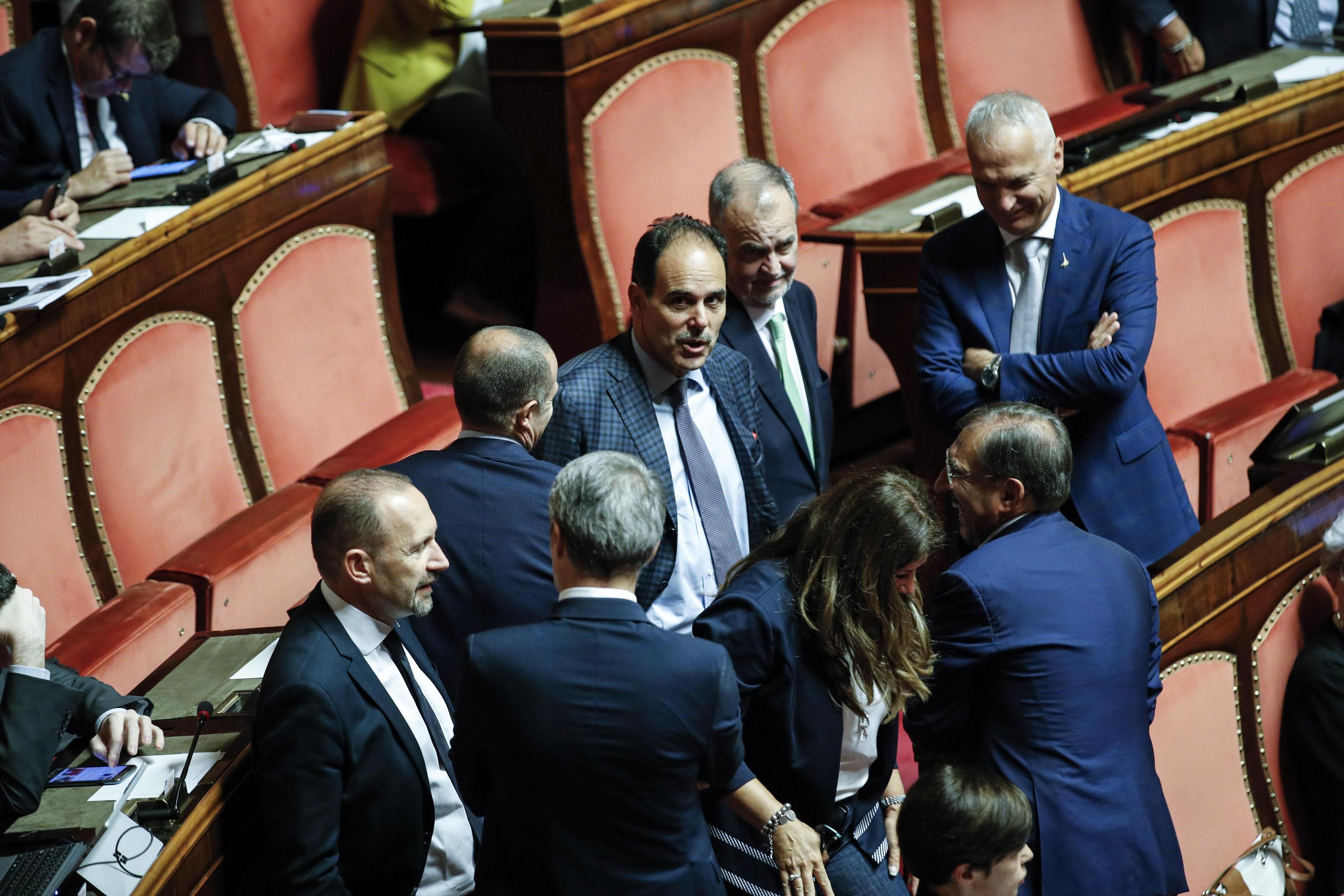 Stalle grilline spalancate, parlamentari che fuggono