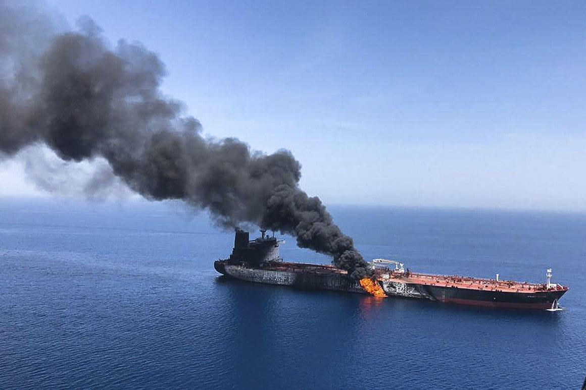 Petroliera iraniana in fiamme al largo della costa saudita