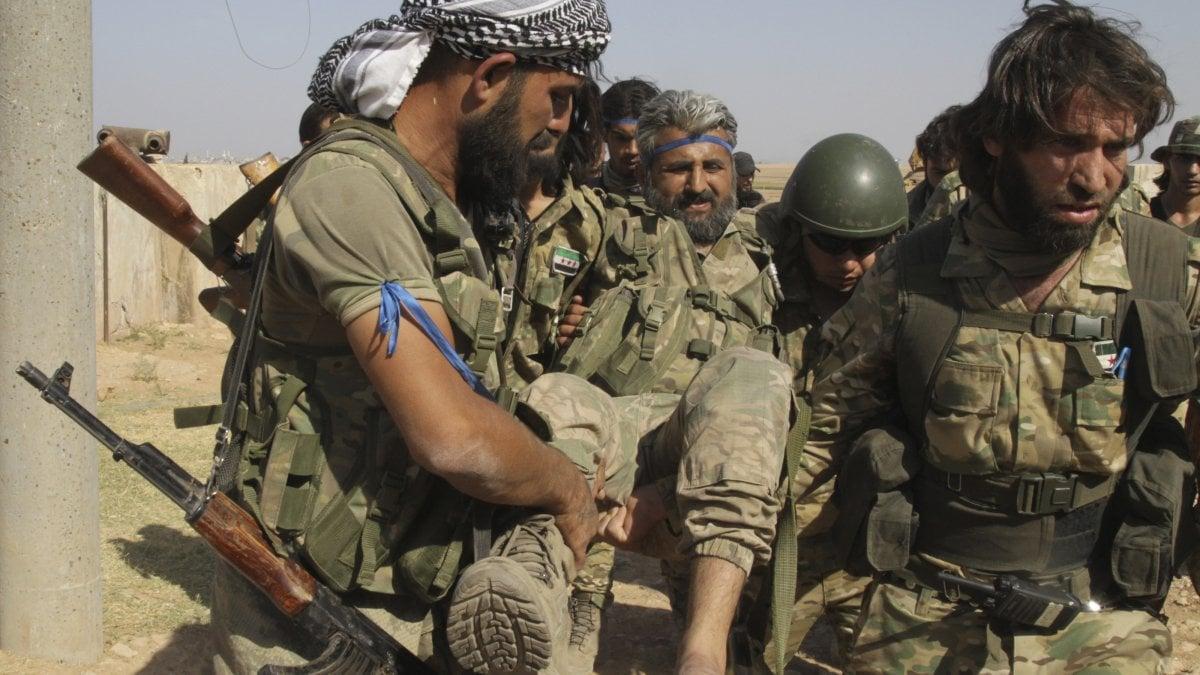 Siria, truppe di Assad al confine turco