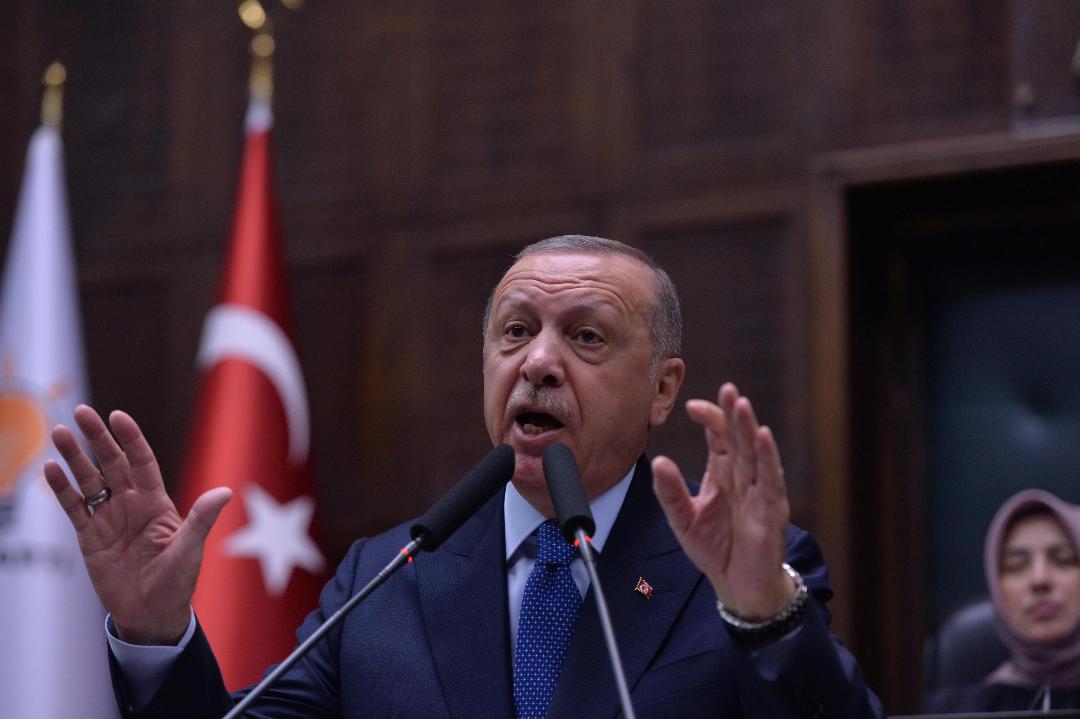 Siria, Erdogan: “Via i terroristi e fermo l’offensiva”