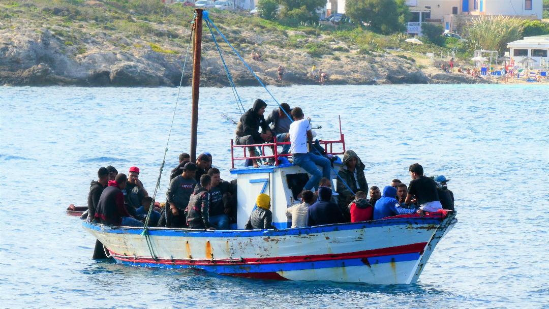 Migranti, la Libia emette decreto per fermare le Ong