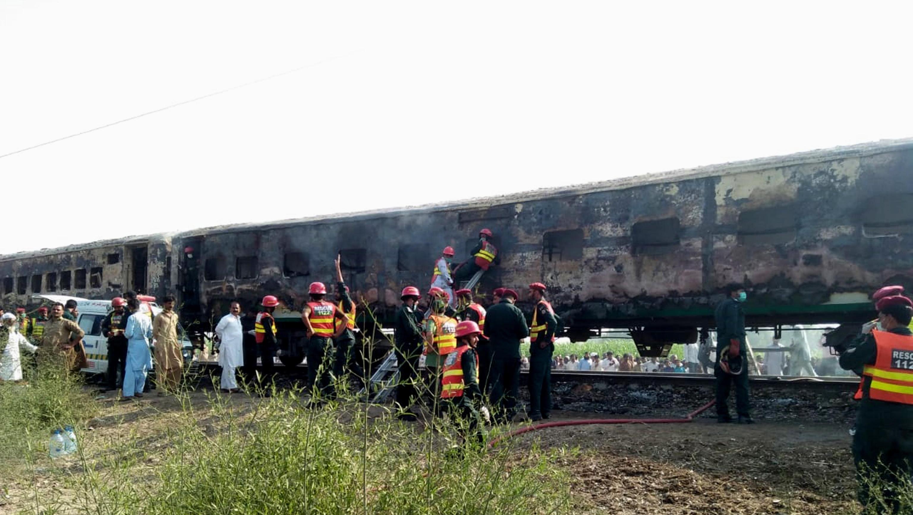 Pakistan: incendio su un treno, almeno 74 morti