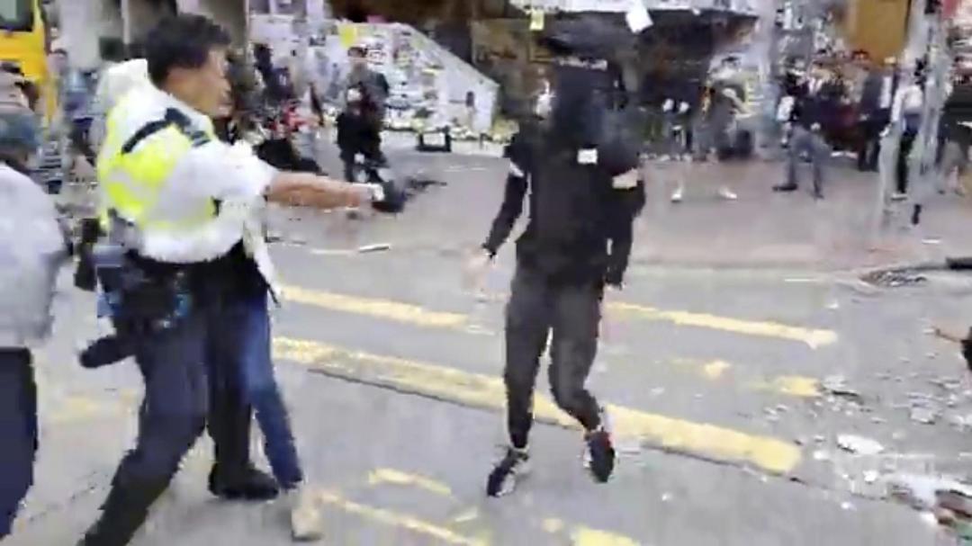 Hong Kong, poliziotto spara contro un manifestante