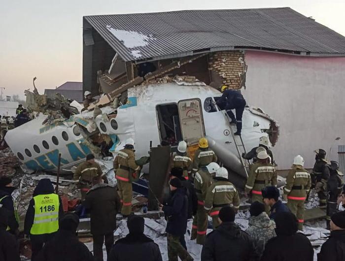 Kazakistan, si schianta un aereo, almeno 12 i morti
