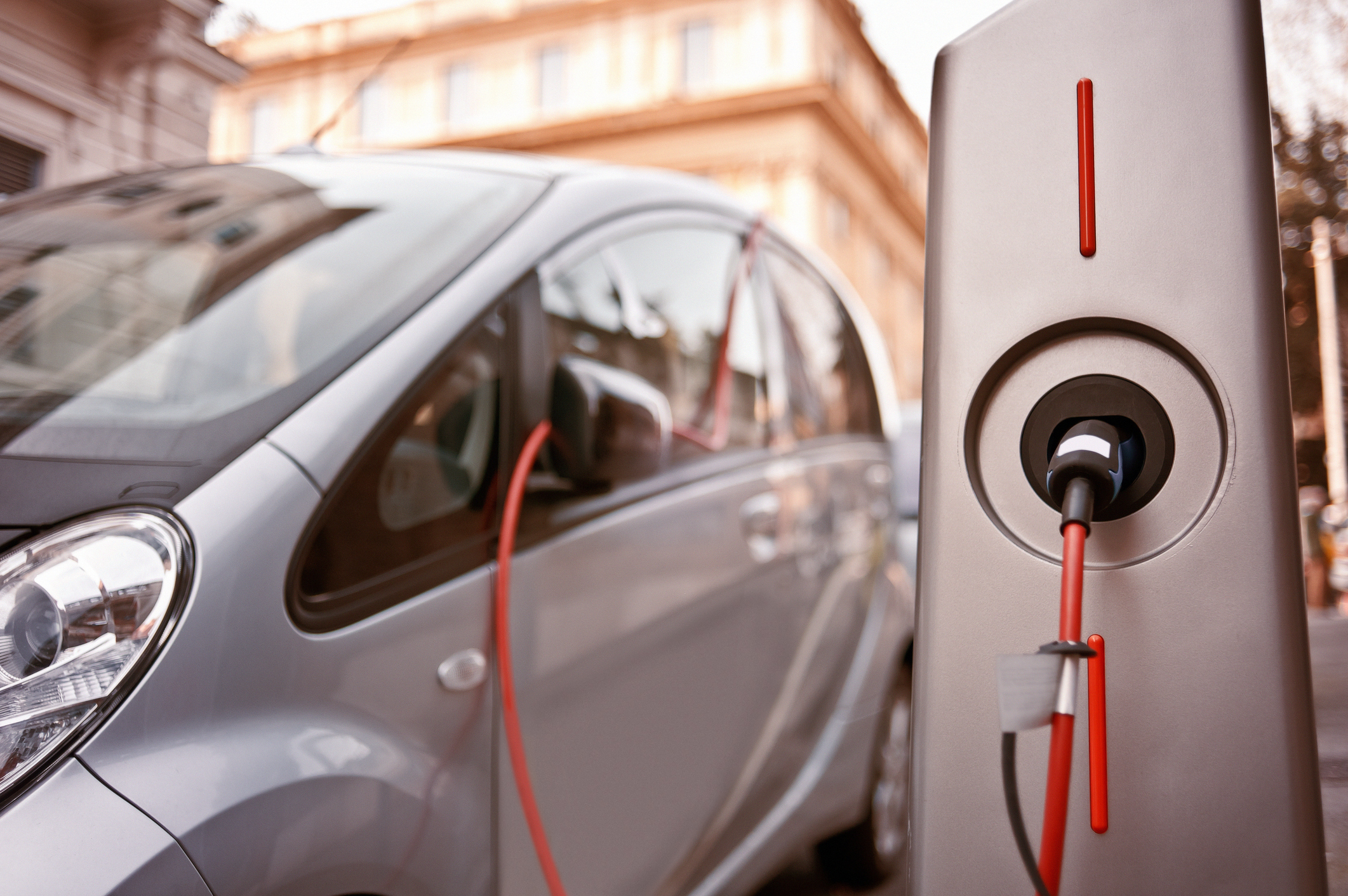 Quadruplicate le auto elettriche e ibride in Italia