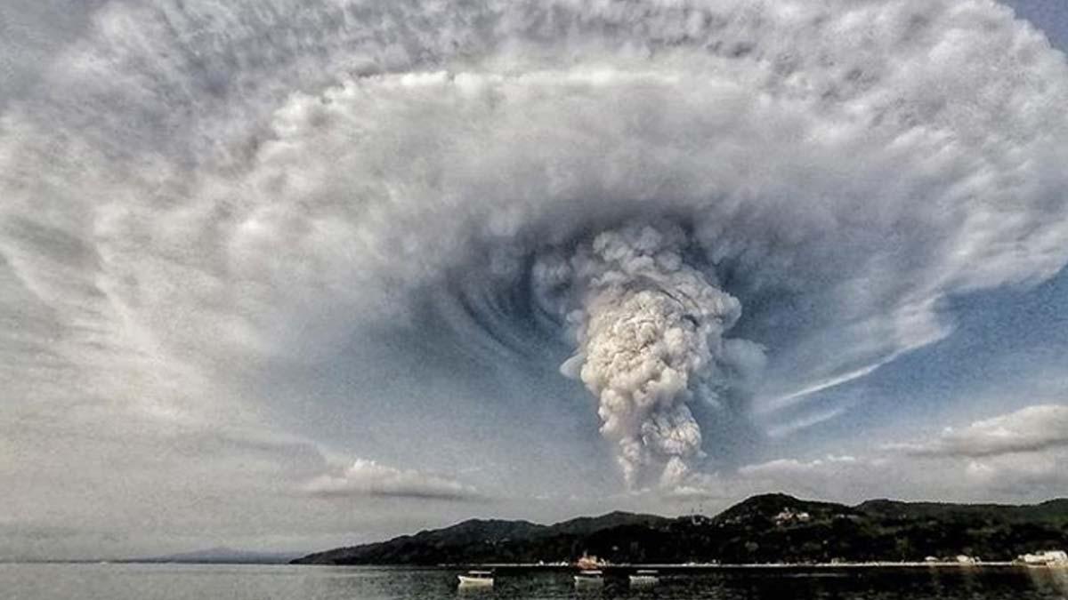 Filippine, il vulcano Taal a rischio eruzione: diecimila persone evacuate