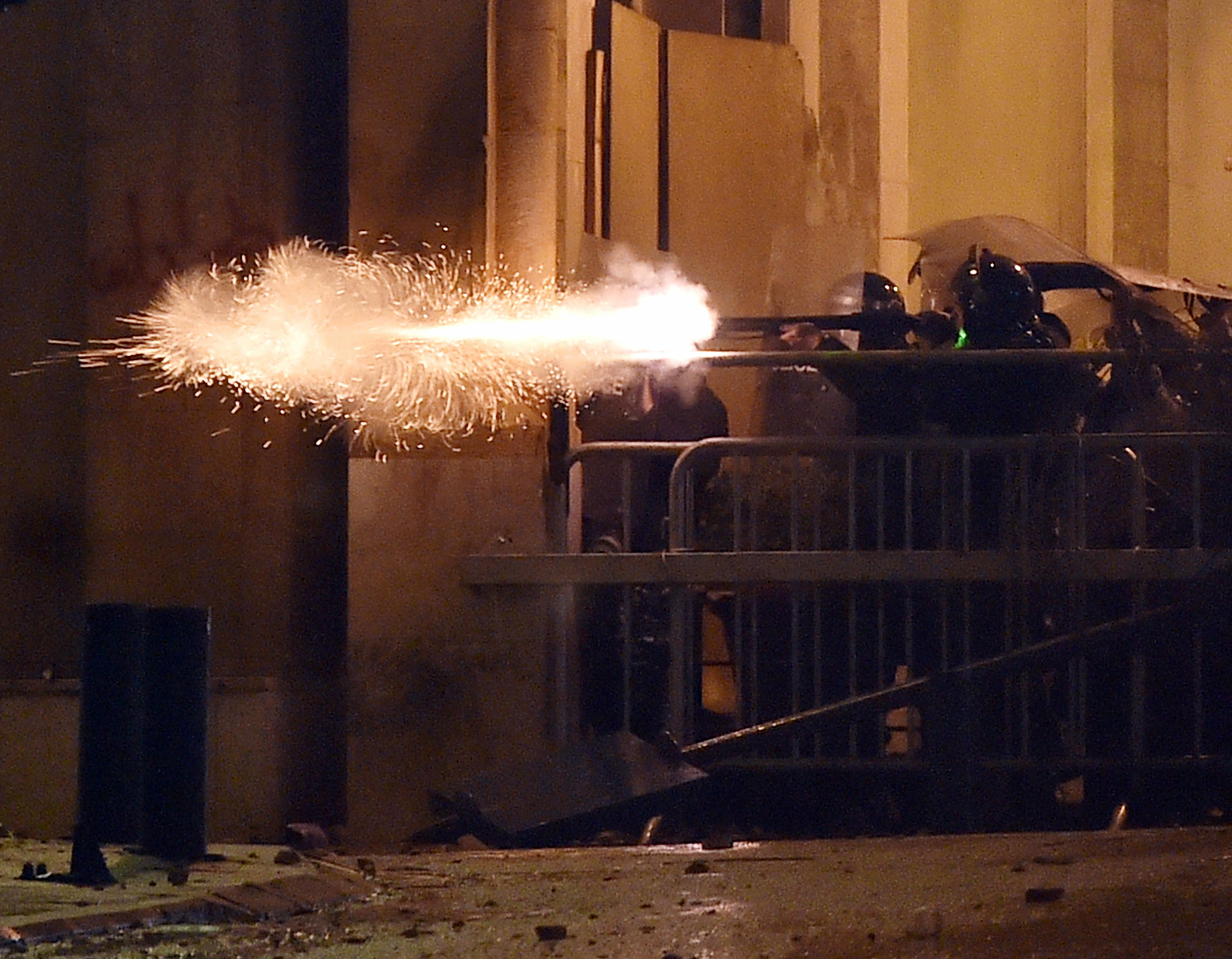 Libano, esplode la rabbia: quasi 400 feriti a Beirut